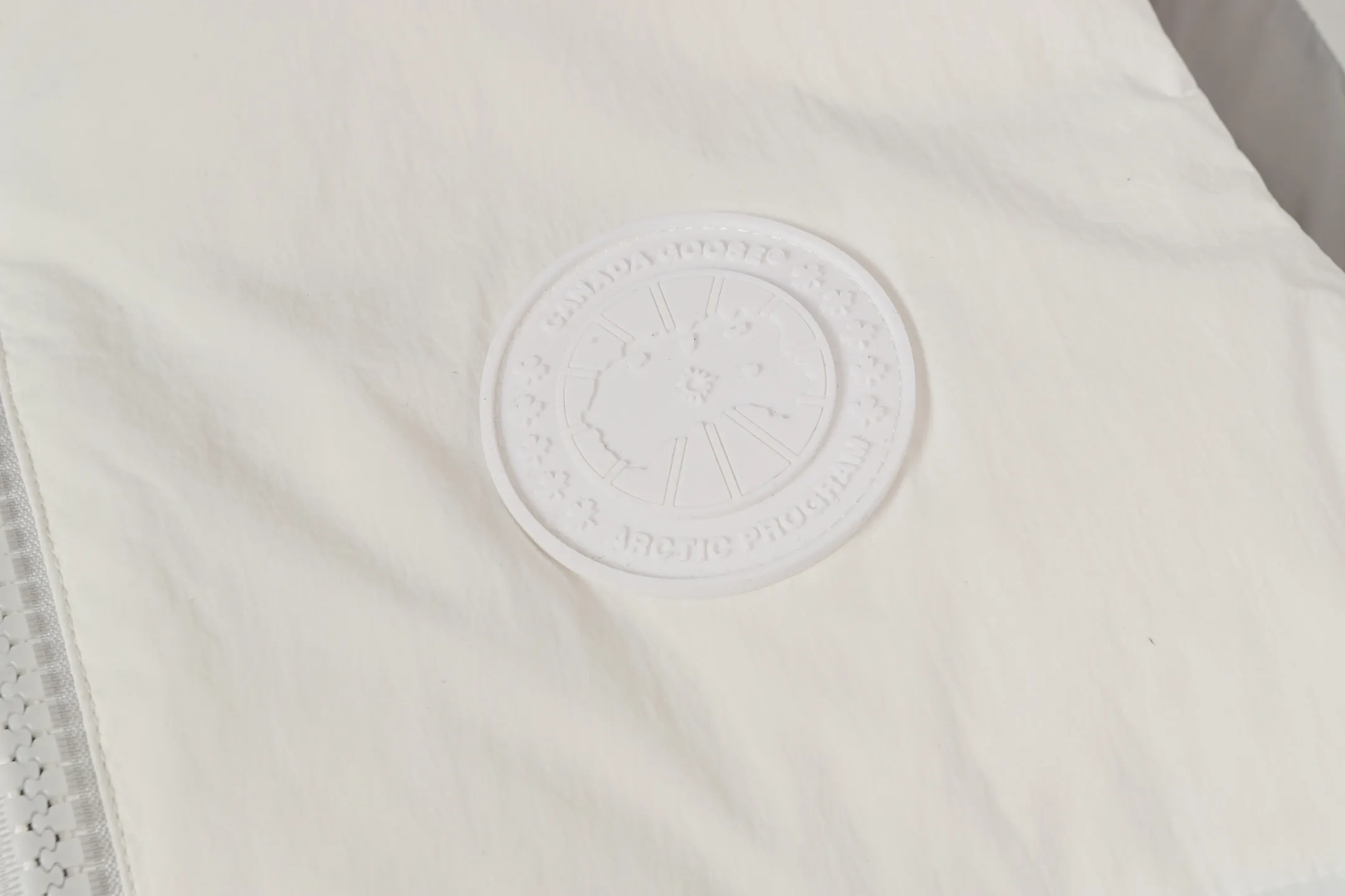 P480 CANADA GOOSE/PASTELS capsule white label series down vest The white label series is a capsule limited series and the most popular PASTELS series this year. The chest labels are all white badges with pure silicone texture. The pattern has a strong contrast between concave and convex. The topographic map of Canada on the badge is lifelike. The plastic material used for currency logos on the market is very hard to the touch! Our original independent order accessories are all custom-made original accessories. The imported YKK zipper has correct teeth and the zipper teeth are very thick. The zipper webbing logo is printed with three M fluorescent colors and the original custom-made washed logo. The placket webbing and wiring details are all restored. Color: Black Pure White Light Pink Khaki Moonlight Gray Size: XS S M L XL